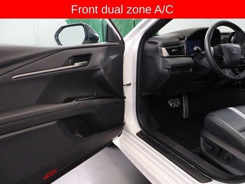 Used 2025 Toyota Camry SE image 11