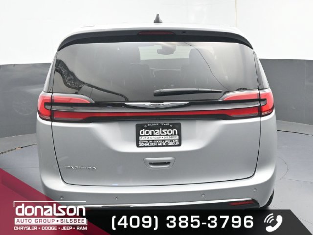 Used 2024 Chrysler Pacifica Touring-L FWD image 4
