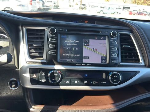 Used 2018 Toyota Highlander XLE FWD image 18