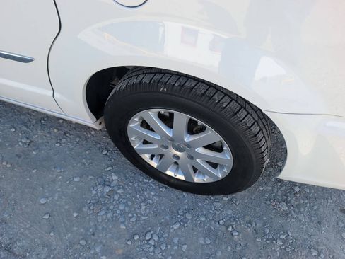 Used 2015 Chrysler Town & Country Touring FWD image 11