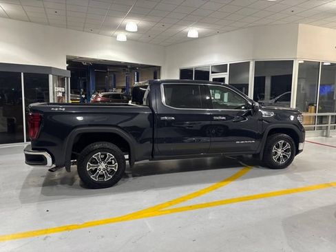 Used 2025 GMC Sierra 1500 SLT AWD/4WD image 10