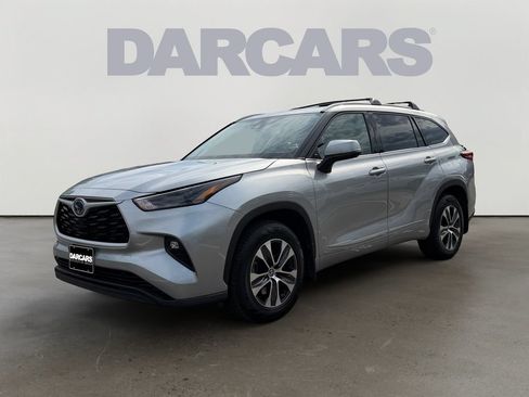 Used 2022 Toyota Highlander XLE AWD/4WD image 2