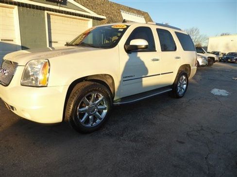Used 2011 GMC Yukon Denali image 3