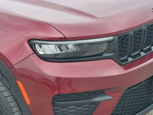 Used 2023 Jeep Grand Cherokee Altitude RWD image 27