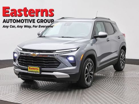 Used 2024 Chevrolet TrailBlazer LT FWD image 1