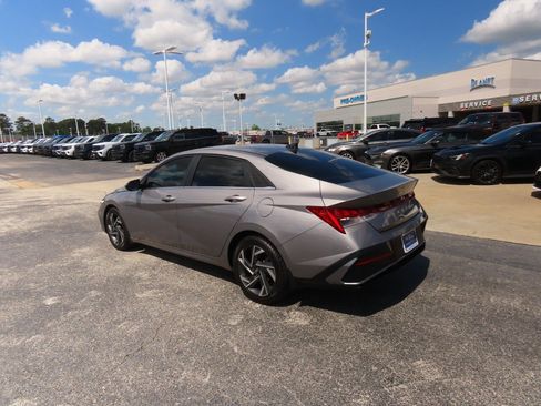 Used 2024 Hyundai Elantra SEL w/ Convenience Package image 13