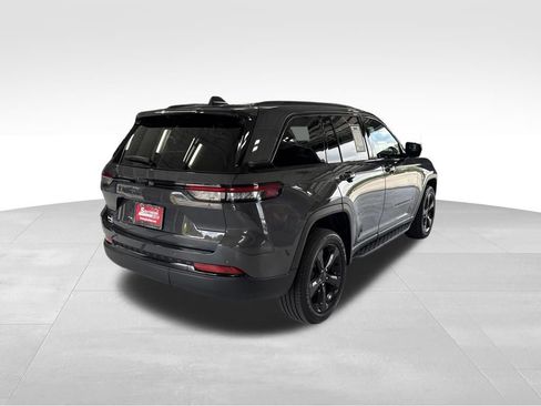 Used 2025 Jeep Grand Cherokee Altitude AWD/4WD image 4