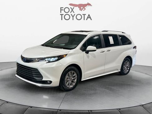 Used 2025 Toyota Sienna XLE w/ XLE Plus Package image 1