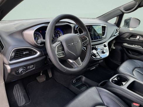 Used 2025 Chrysler Pacifica Select FWD image 15