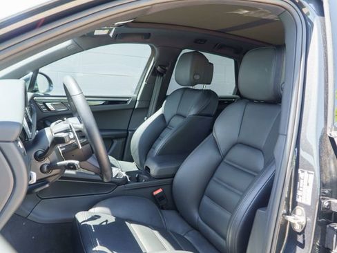 Certified 2026 Porsche Macan AWD/4WD image 5