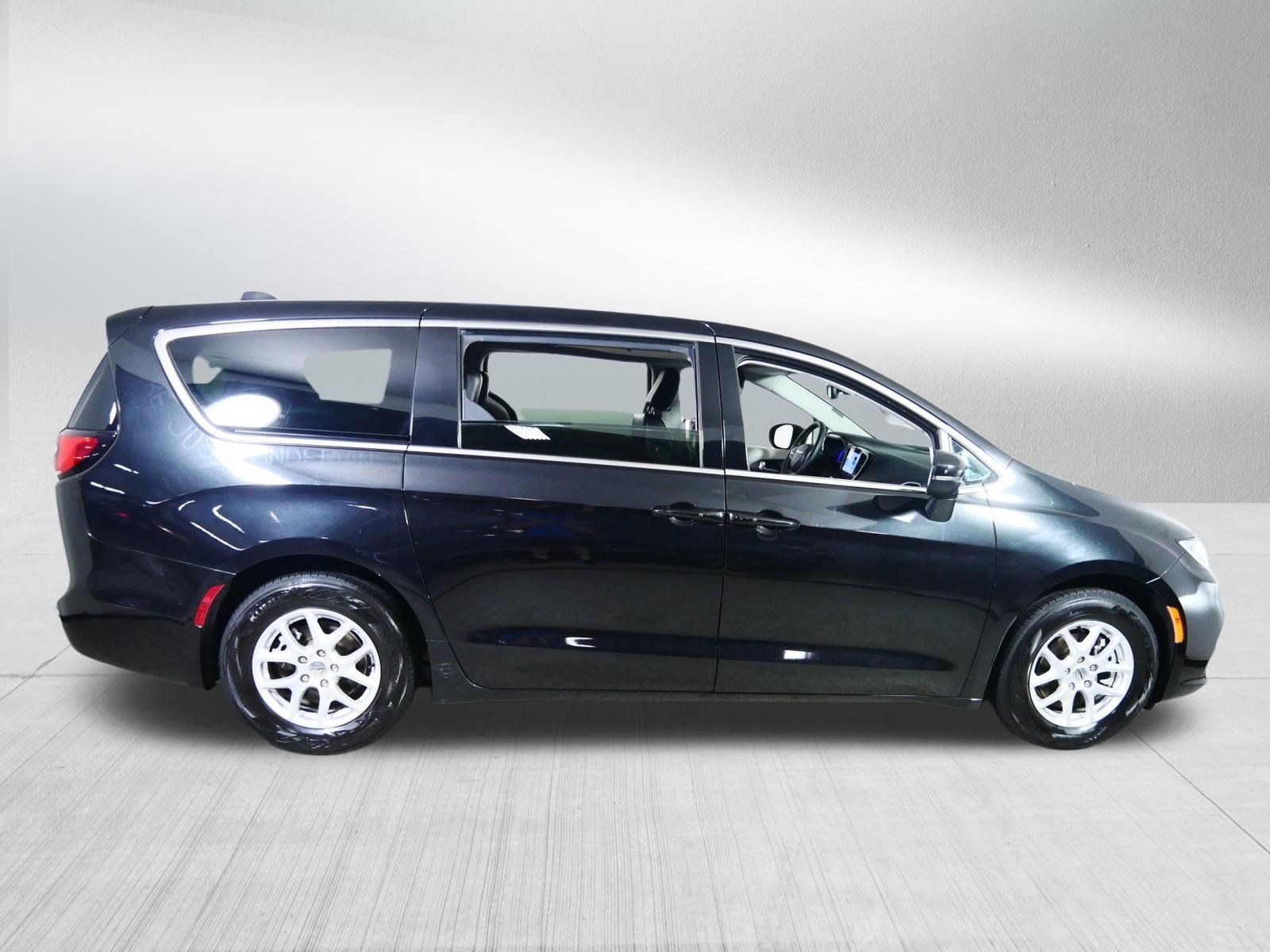 Used 2023 Chrysler Pacifica Touring-L FWD image 8