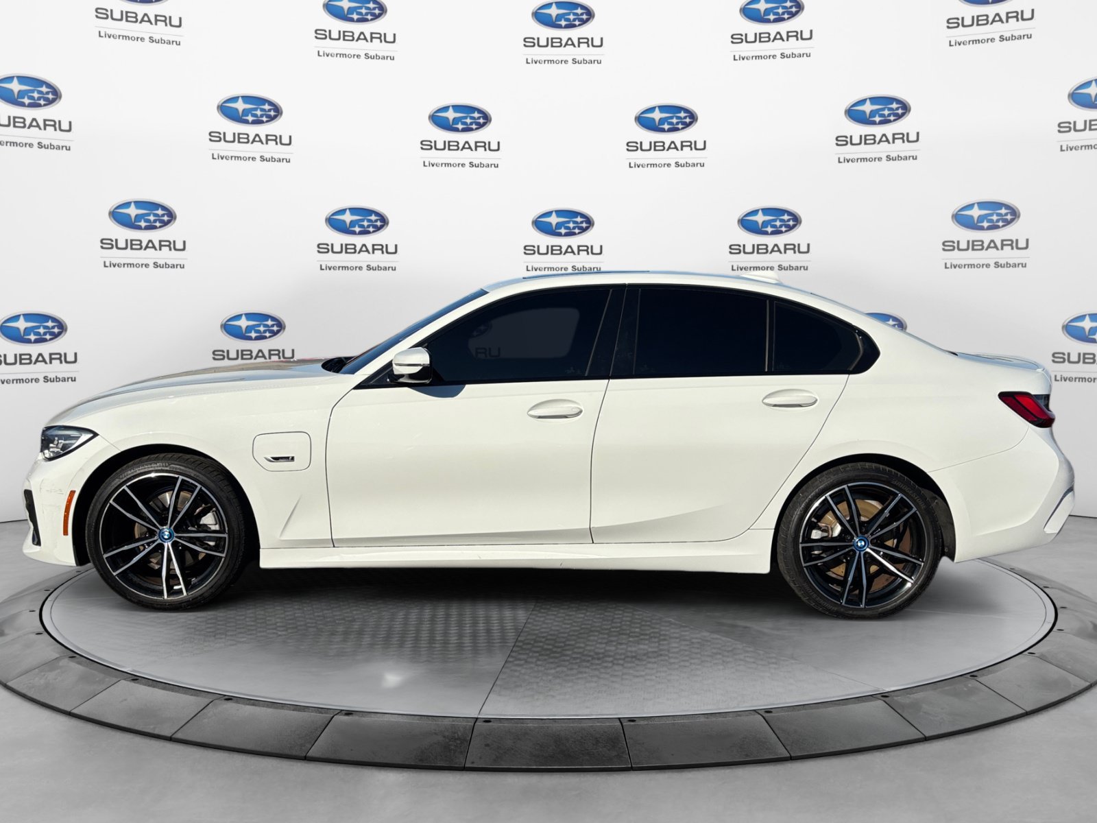 Used 2022 BMW 330e w/ M Sport Package RWD image 3