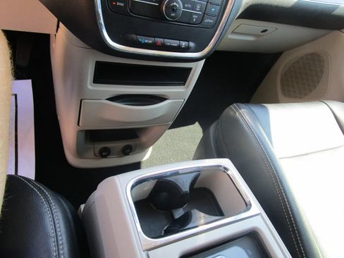 Used 2014 Chrysler Town & Country Touring FWD image 18