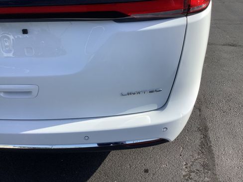 Used 2023 Chrysler Pacifica Limited image 10