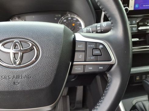 Used 2023 Toyota Highlander LE image 9