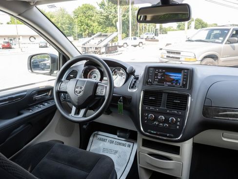 Used 2018 Dodge Grand Caravan SE w/ UConnect Hands-Free Group FWD image 20