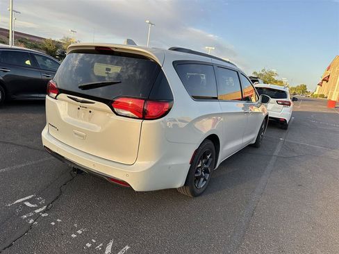 Used 2020 Chrysler Pacifica Touring-L Plus FWD image 10