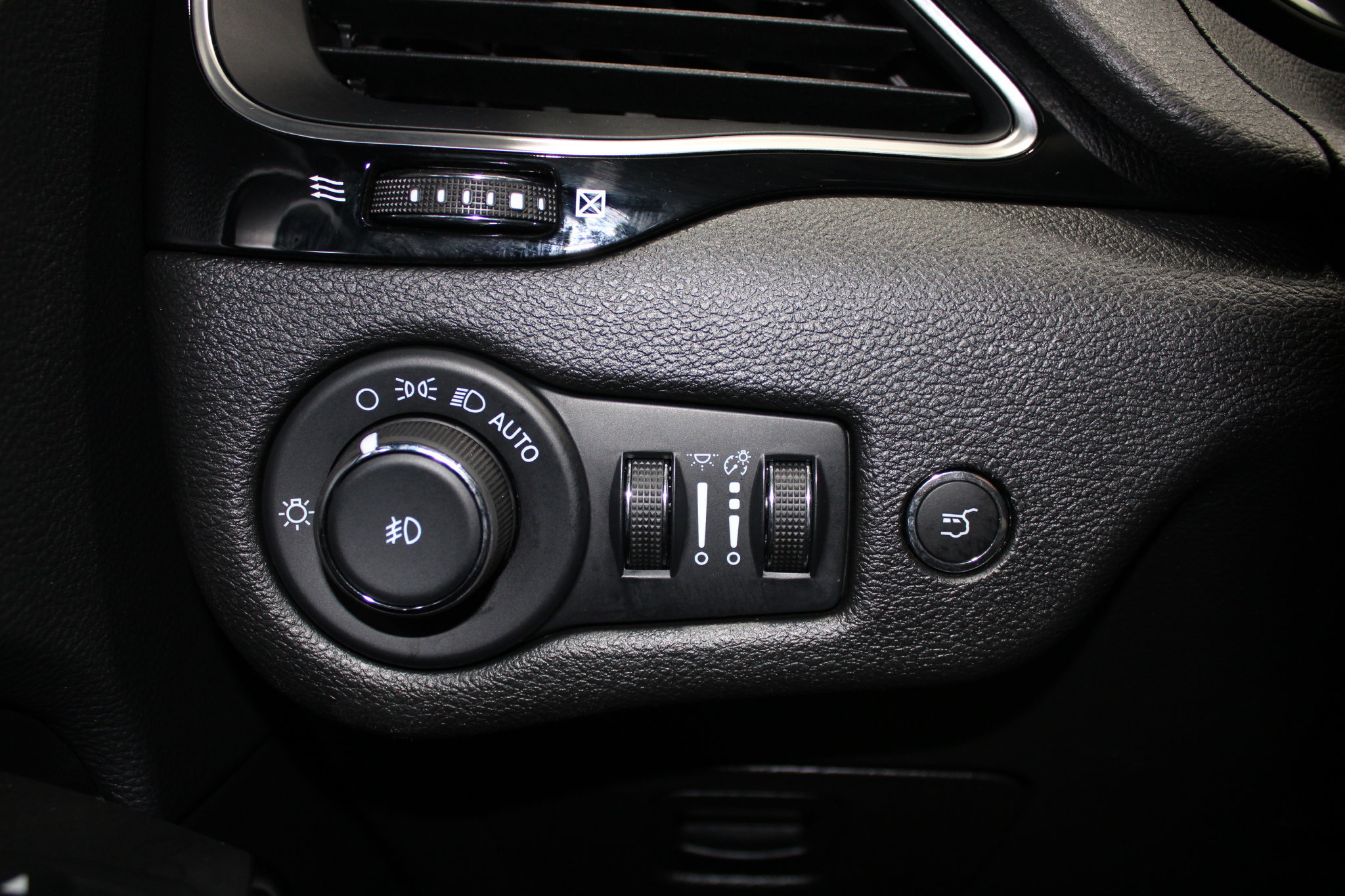 Used 2023 Jeep Cherokee Altitude Lux AWD/4WD image 42