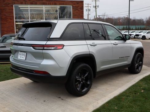 New 2025 Jeep Grand Cherokee Altitude image 30