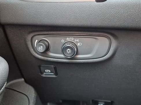 Used 2022 GMC Terrain SLE w/ Driver Convenience Package image 19