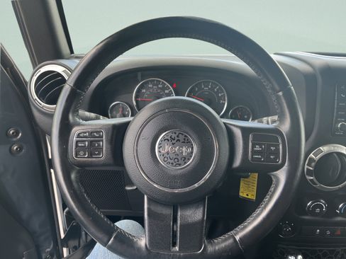 Used 2017 Jeep Wrangler Unlimited Rubicon w/ Connectivity Group AWD/4WD image 19