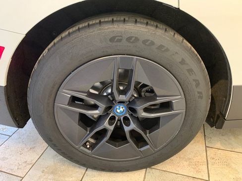 Used 2023 BMW iX xDrive50 w/ Premium Package AWD/4WD image 13