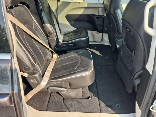 Used 2023 Chrysler Pacifica Limited FWD image 30