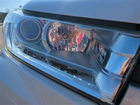 Used 2019 Toyota Highlander XLE image 10