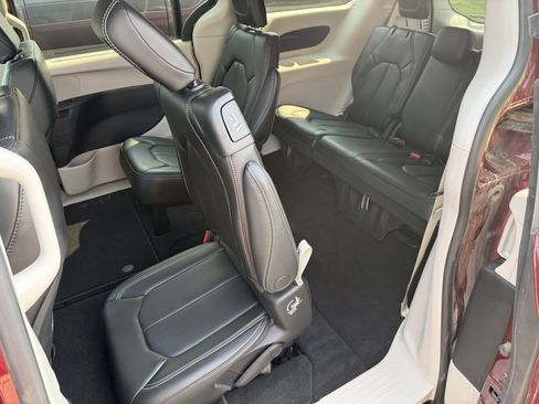 Used 2023 Chrysler Pacifica Touring-L FWD image 15