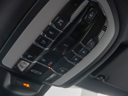 Certified 2025 Porsche Macan Turbo image 28