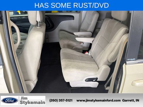 Used 2011 Chrysler Town & Country Touring w/ Entertainment Group #1 FWD image 31