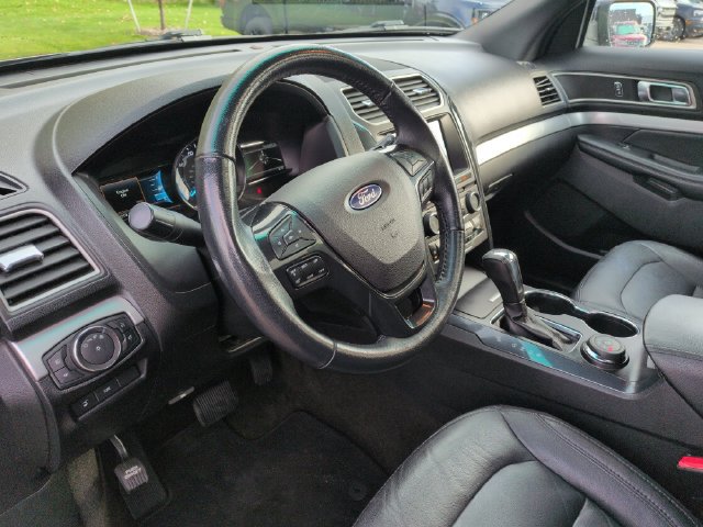 Used 2017 Ford Explorer XLT w/ Equipment Group 202A AWD/4WD image 29