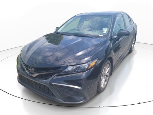 Used 2022 Toyota Camry SE FWD image 3