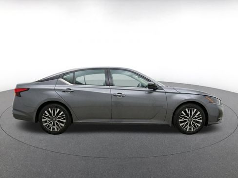 Used 2025 Nissan Altima 2.5 SV FWD image 10