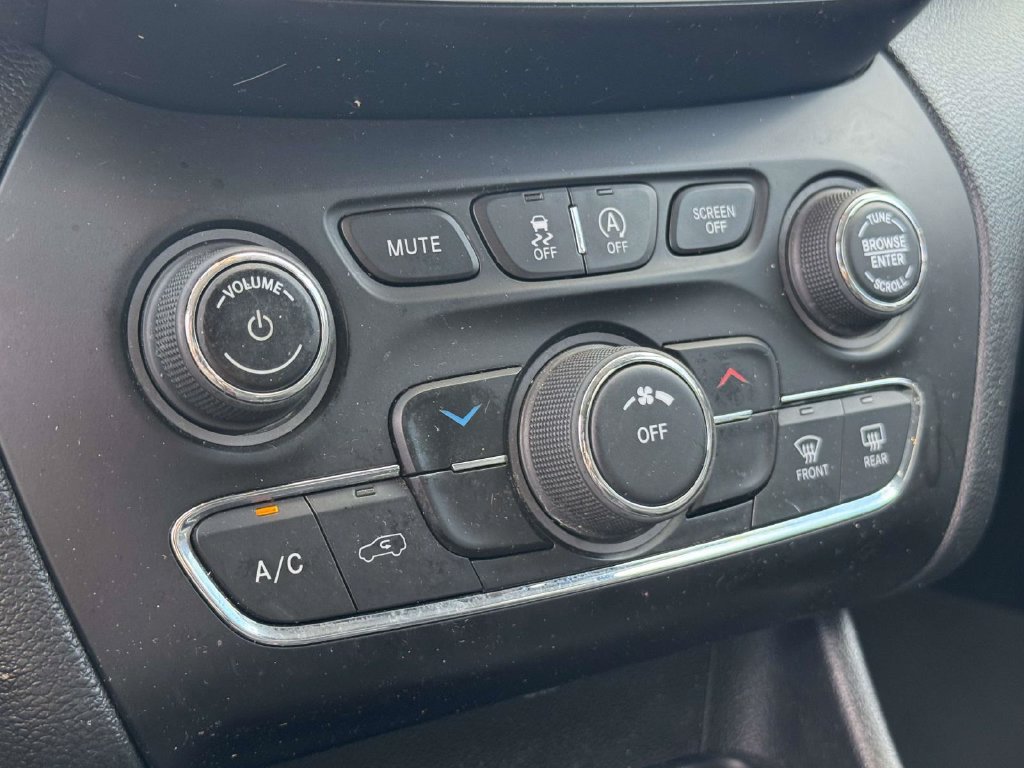 Used 2020 Jeep Cherokee Latitude Plus w/ Cold Weather Group AWD/4WD image 19