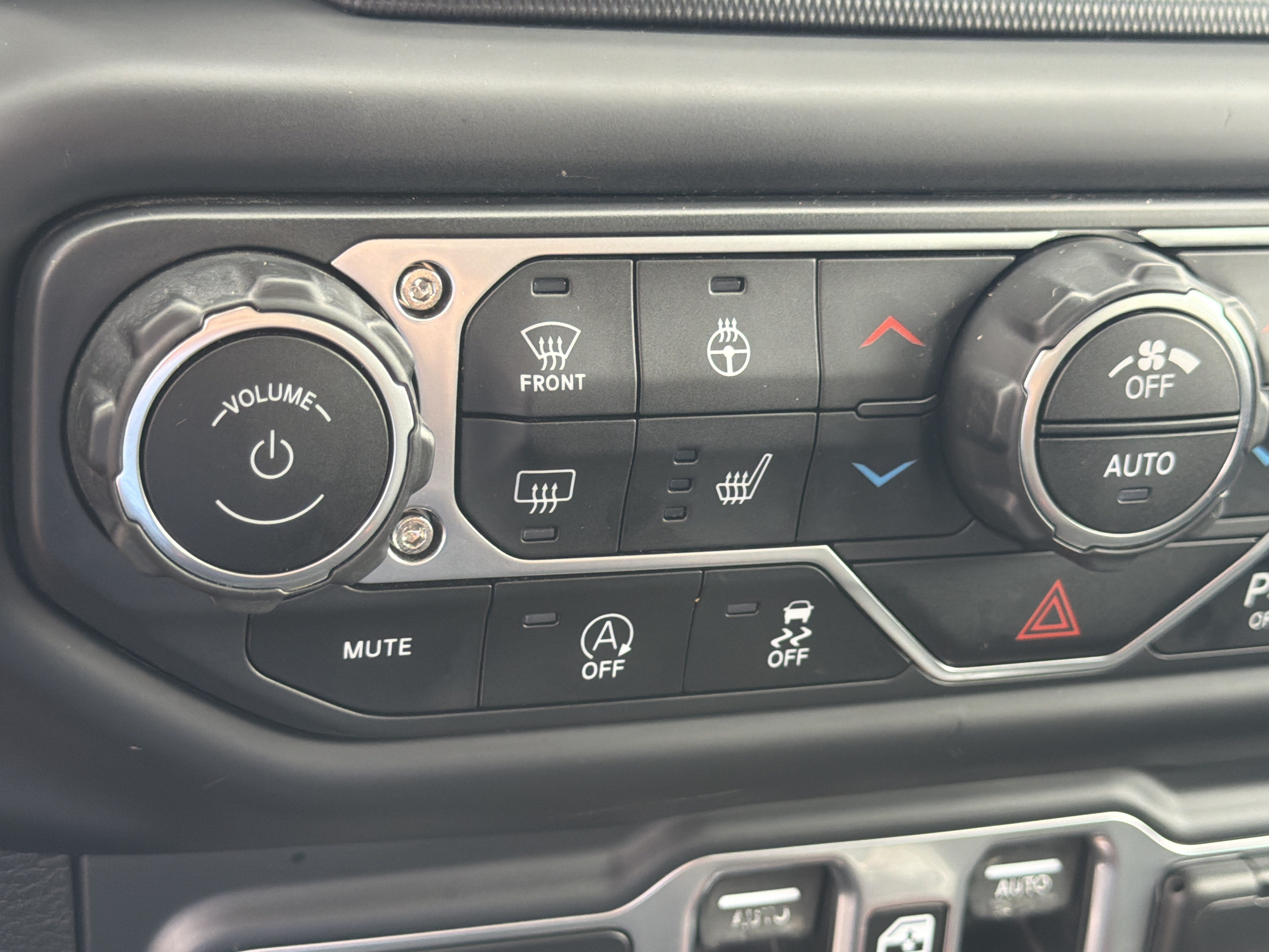 Used 2018 Jeep Wrangler Unlimited Sahara AWD/4WD image 32
