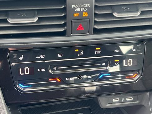 Used 2025 Volkswagen Jetta SE FWD image 17