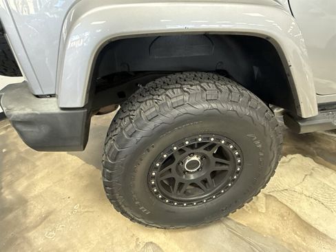 Used 2018 Jeep Wrangler Unlimited Sahara AWD/4WD image 12