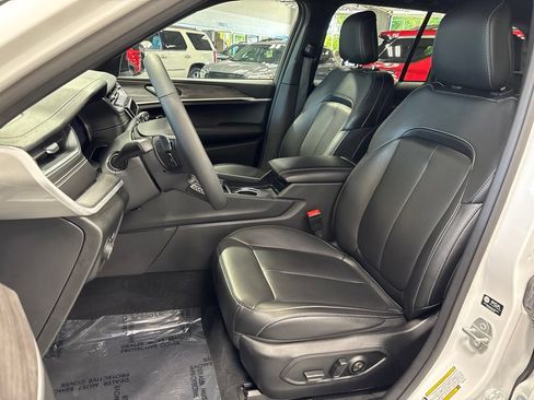 Used 2025 Jeep Grand Cherokee Limited AWD/4WD image 9