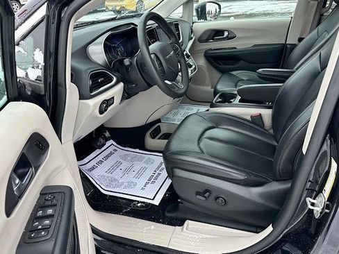 Used 2023 Chrysler Pacifica Touring-L image 14