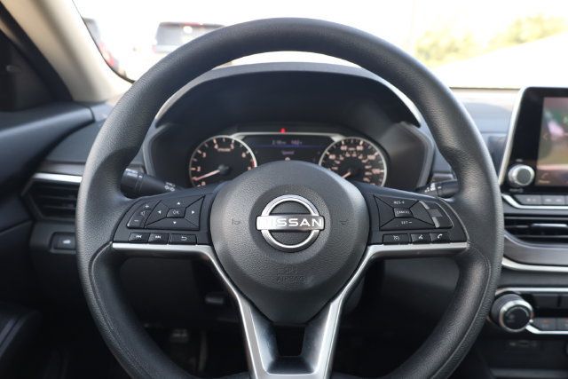 Used 2025 Nissan Altima 2.5 SV FWD image 17