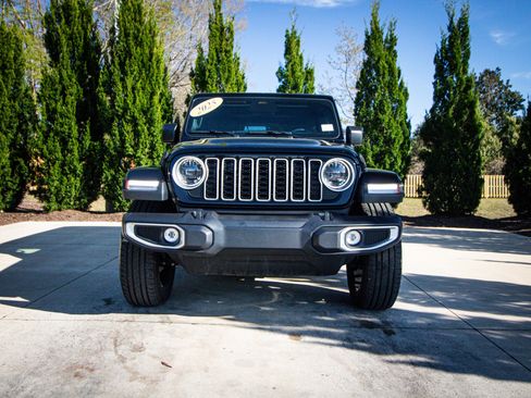 Used 2025 Jeep Wrangler Sahara image 3