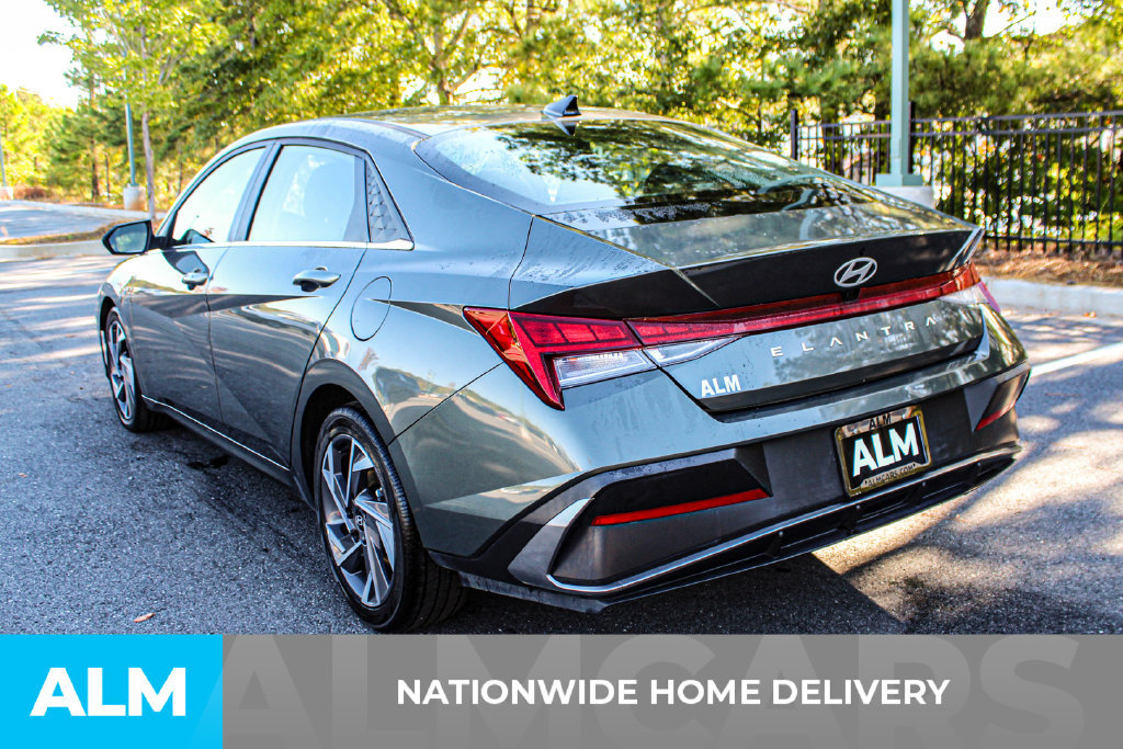 Used 2025 Hyundai Elantra SEL FWD image 4