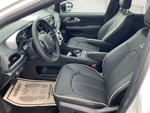 New 2026 Chrysler Pacifica Limited w/ S Appearance Package image 9
