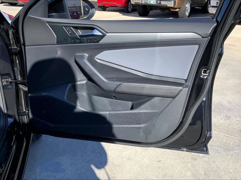 Used 2025 Volkswagen Jetta SE image 23