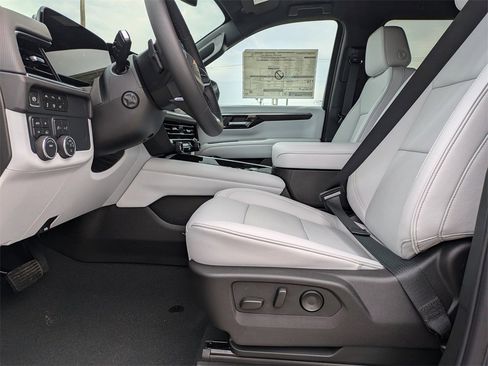 New 2025 Chevrolet Suburban Premier image 32