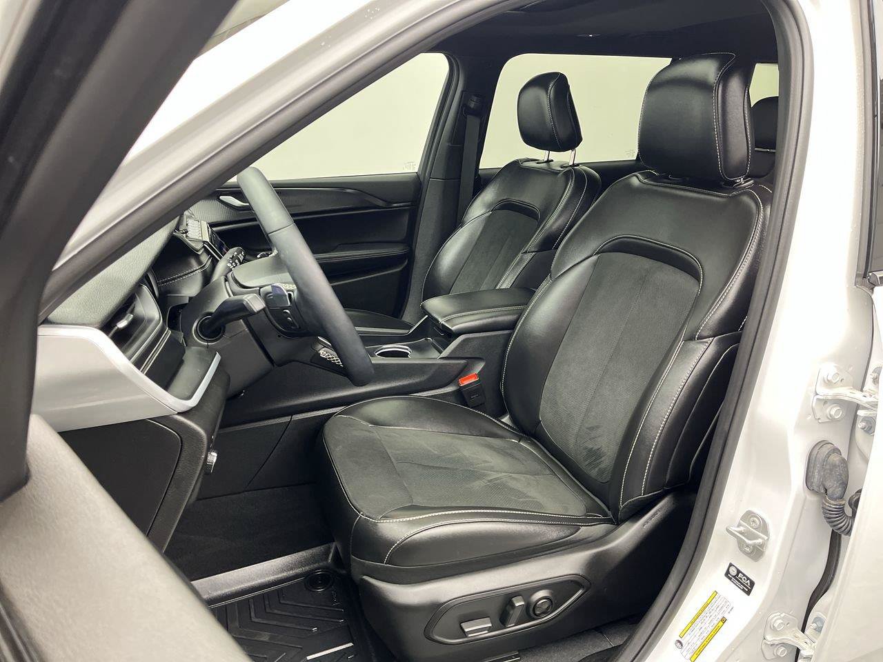 Used 2025 Jeep Grand Cherokee L Altitude AWD/4WD image 9