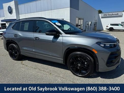 Certified 2025 Volkswagen Tiguan SE R-Line AWD/4WD image 3