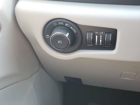 Used 2023 Chrysler Pacifica Touring-L FWD image 19