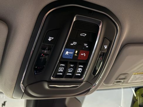 Used 2023 Jeep Grand Cherokee Limited w/ Luxury Tech Group II image 19